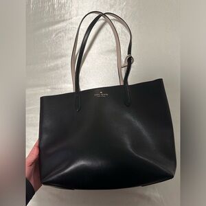 Kate spade used maybe twice the coin purse will be included. This is reversible.